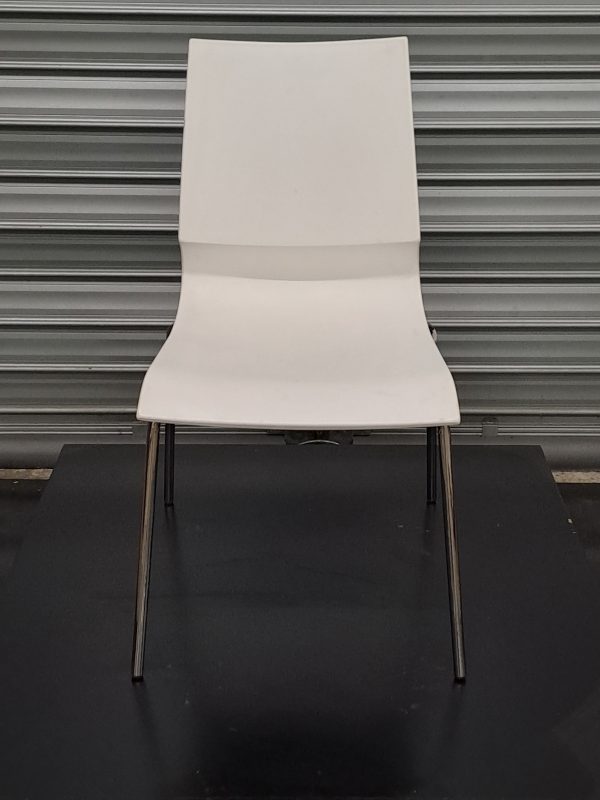 Chaise Blanche curvy